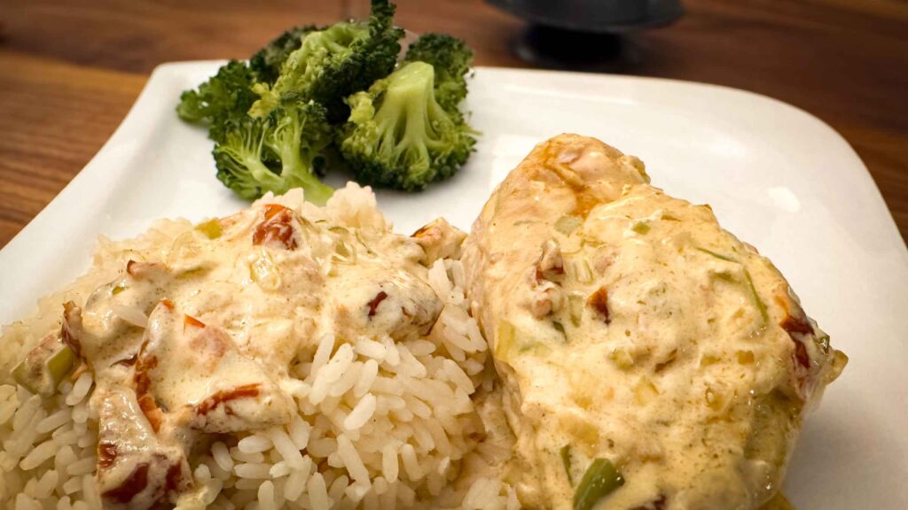 Hähnchenbrust an Dörrtomaten-Rahmsauce